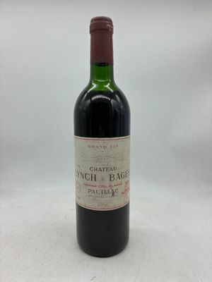 une bouteille de vin posée sur une table