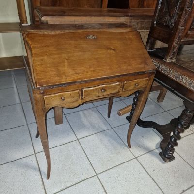 un petit bureau en bois surmonté d'un tiroir