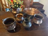 de nombreuses casseroles et poêles posées sur une table en bois