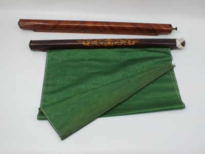 une nappe verte sur la table, à côté d'une paire de baguettes et d'un parapluie