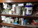 une étagère en bois remplie d'assiettes et de tasses