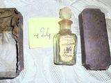 un flacon de parfum à côté d'un coffret de parfum