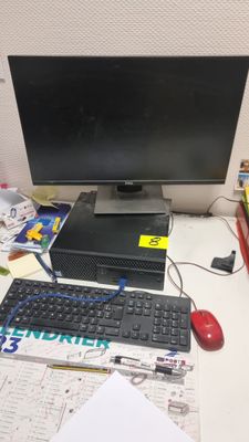 un ordinateur de bureau posé sur une table avec un clavier et une souris