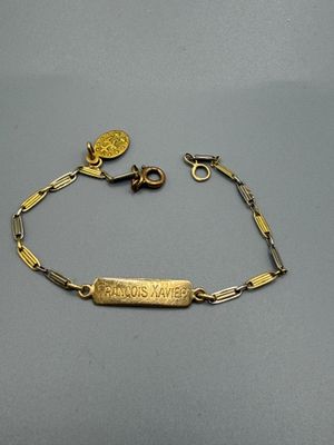 Gros plan sur un bracelet en or portant une étiquette