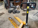 un cariste assis dans un garage, à côté d'une étagère remplie d'outils