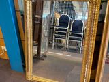 deux miroirs posés l'un à côté de l'autre sur le sol