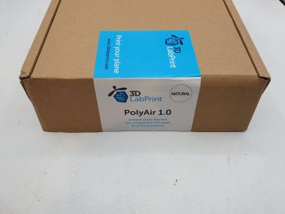une boîte en carton sur laquelle est collée une étiquette bleue