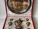 une photo représentant une assiette en argent et des cuillères en argent dans un coffret rouge