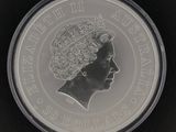 une image montrant un gros plan d'une pièce de monnaie posée sur une surface noire
