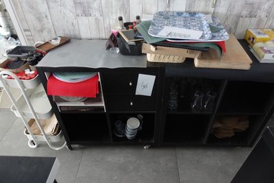 une armoire noire sur laquelle sont posés tout un tas d'objets