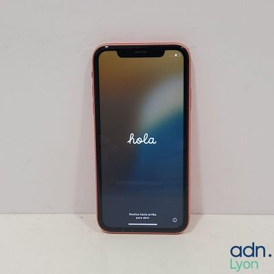 gros plan d'un téléphone portable sur une surface blanche