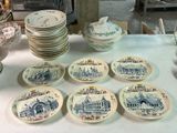 plusieurs assiettes posées sur une table