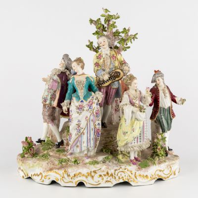 une image représentant une figurine représentant un groupe de personnes avec des instruments de musique