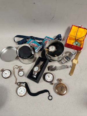 beaucoup de montres, de montres et d'autres objets posés sur la table