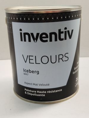 une photo d'un pot de peinture posé sur une table