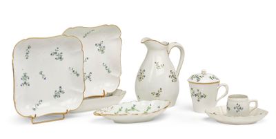 quatre assiettes en porcelaine et un pichet posés sur une table