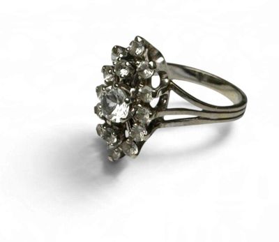 gros plan d'une bague en diamant sur une surface blanche