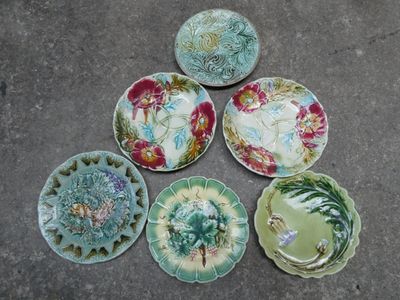 plusieurs assiettes sont disposées en cercle sur une surface en béton