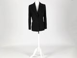 un costume noir sur un mannequin, sur fond blanc