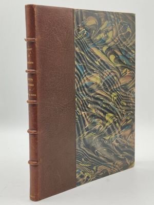 un vieux livre à la couverture marron et à la reliure en cuir marron
