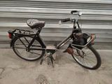 un vélo noir garé à côté d'une porte de garage
