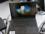 un ordinateur portable posé sur un bureau et équipé d'un disque dur