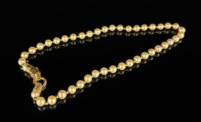 Collier orné de perles de culture alternées de perles en or.