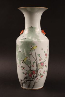 Chine, XXème siècle : Vase moderne en porcelaine polychrome,…