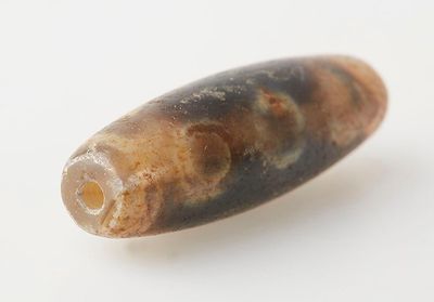 une image représentant une perle en pierre sur un fond blanc