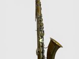un gros plan d'un saxophone sur fond blanc