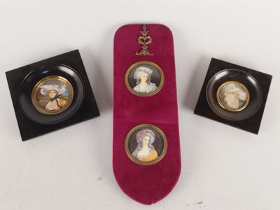 trois portraits miniatures de personnes dans un étui en velours