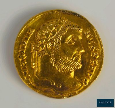 gros plan d'une pièce d'or sur une surface blanche