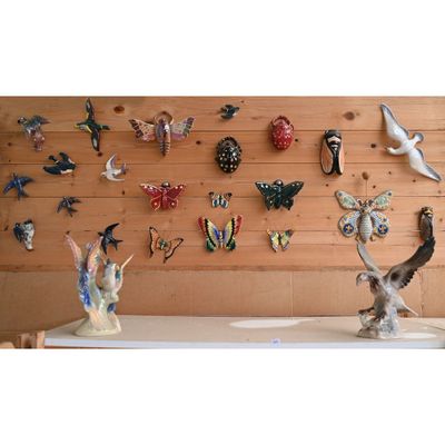 un mur sur lequel sont accrochés de nombreux objets divers