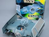 Le vaisseau « Tie Fighter » de Star Wars est dans sa boîte