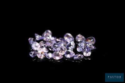 un gros plan sur un bouquet de diamants violets posés sur une surface noire