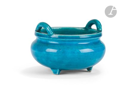 un pot bleu muni d'une anse sur fond blanc