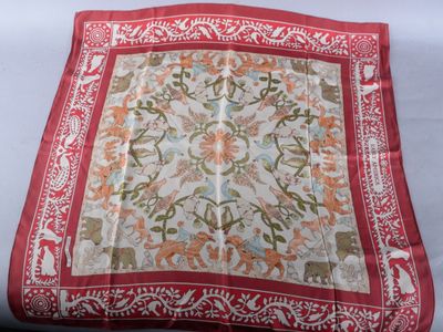 une image représentant une nappe rouge et blanche à motifs floraux
