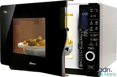 un micro-ondes contenant un bol de nourriture