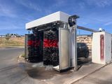 une photo d'une station de lavage située au bord de la route