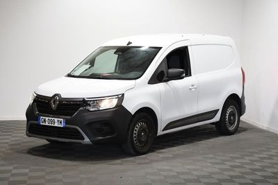 la camionnette blanche est garée sur le sol en damier d'une pièce