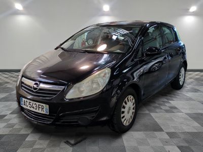 la photo d'une voiture noire garée dans un garage