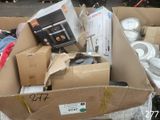 un carton rempli d'appareils électroniques dans la rue