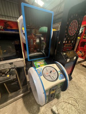 une machine qui se trouve dans une pièce, à côté d'autres machines