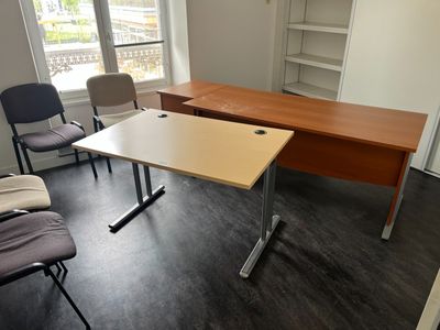 2 bureaux un caisson, et 4 sièges visiteur