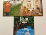 trois livres pour enfants posés sur une table devant un fond blanc