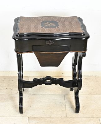 une photo d'une petite table noire avec un plateau marron et noir