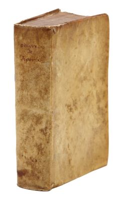 un vieux livre posé sur une surface blanche