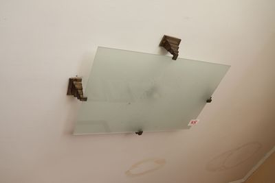 un miroir accroché au mur au-dessus des toilettes dans une salle de bains