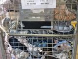 une cage métallique contenant tout un tas d'objets