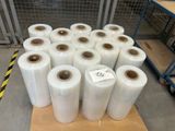 plusieurs rouleaux de film alimentaire transparent sur une palette dans un entrepôt